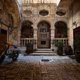 Nella citt� vecchia poi risuona ancora oggi il nome della cantina di Calandr�idde, l�appellativo con cui veniva chiamato Gaetano Dentamaro, colui che la fond� nel 1860 in corte Alberolungo. All�inizio del 900 l�attivit� si spost� nel suggestivo cortile di palazzo Nitti Valentini in piazzetta 62 Marinai